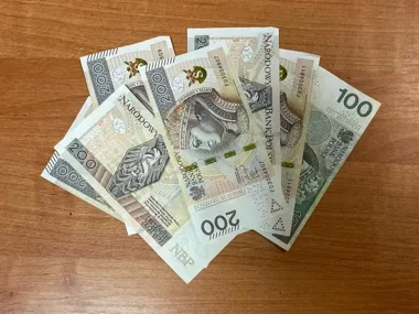 Portfel zniknął spod sklepu - nastolatkowie szybko wydali pieniądze