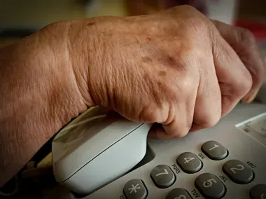 Telefon o wypadku wyczyścił dom seniorki - straciła fortunę i biżuterię