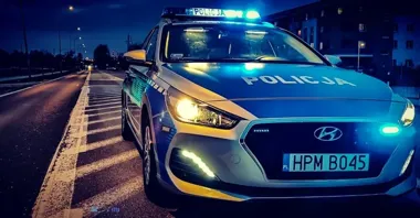Bus czekał, styropian leciał przez płot. Świadek nie dał się nabrać