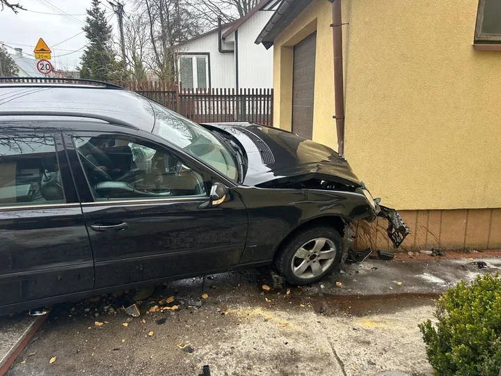 Pościg po ulicach Białegostoku - 60-latek zatrzymany po staranowaniu ogrodzenia i budynku