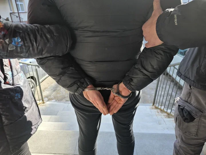 47-latka z dwoma zakazami - cofając Nissanem uderzyła w zaparkowaną Toyotę