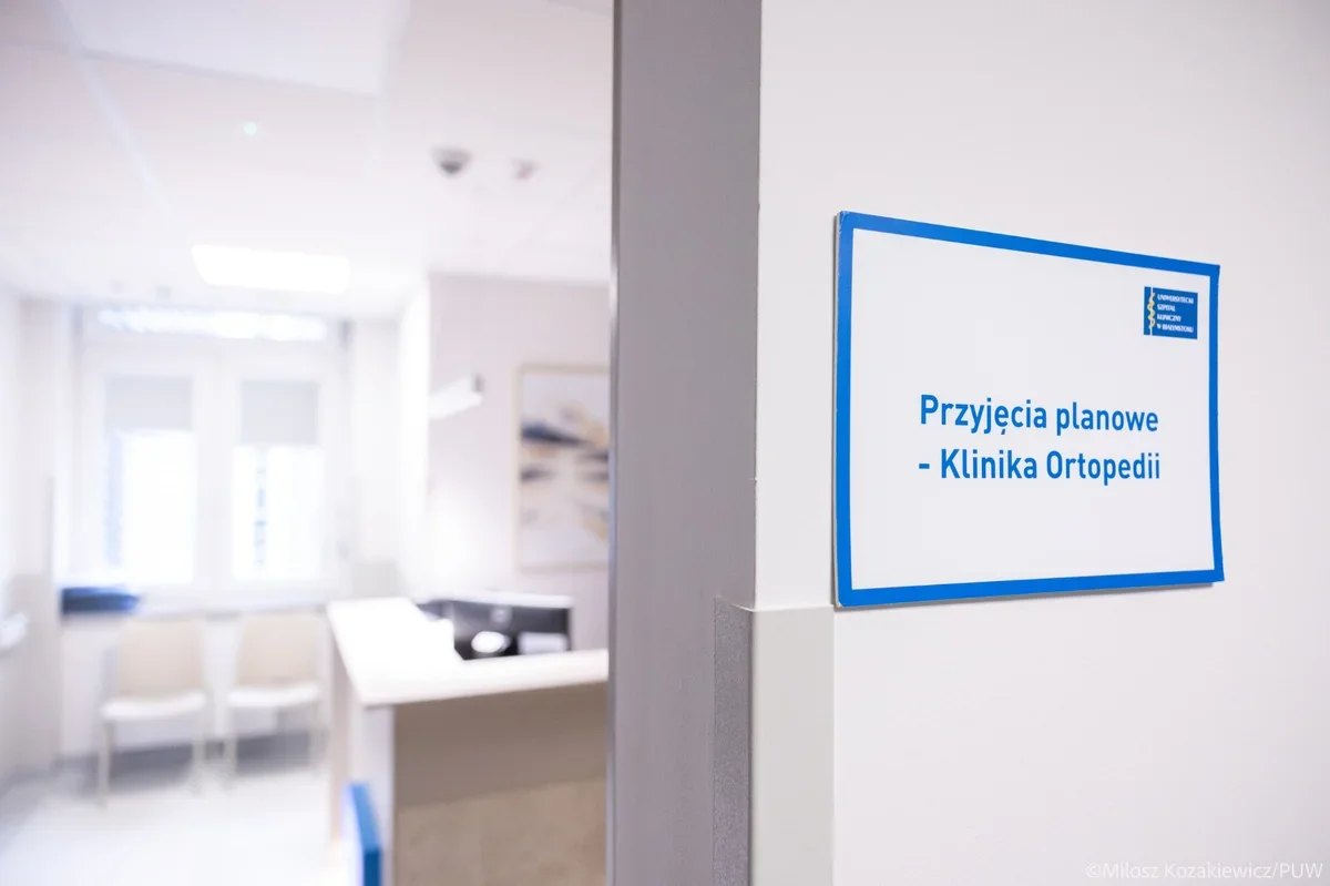 Wnętrze szpitalnego punktu przyjęć planowych Kliniki Ortopedii w białostockim uniwersyteckim szpitalu klinicznym.