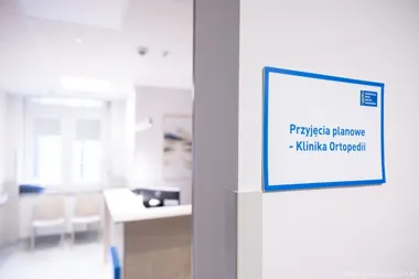 Wnętrze szpitalnego punktu przyjęć planowych Kliniki Ortopedii w białostockim uniwersyteckim szpitalu klinicznym.