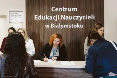 Pracownicy Centrum Edukacji Nauczycieli w Białymstoku obsługują osoby zgłaszające się przy recepcji.