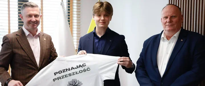 Młodzi szukają śladów rodzinnej pamięci, a powiat daje im oficjalne wsparcie