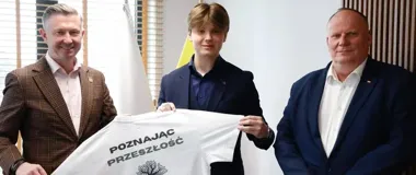 Młodzi szukają śladów rodzinnej pamięci, a powiat daje im oficjalne wsparcie