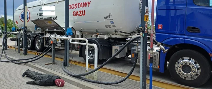 Jedna awaria, 14 ratowników i alarm w rozlewni gazu w Białymstoku