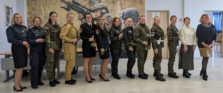 Funkcjonariuszki opowiadały o służbie - "Kobiety w mundurze" przyciągnęły licealistki