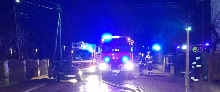 Nocny pożar w Łapach - rodzina opuściła dom, strażacy uratowali psa