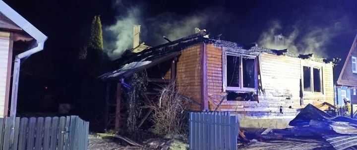 Pożar drewnianego domu w Wojszkach - 64 strażaków walczyło ponad 8 godzin