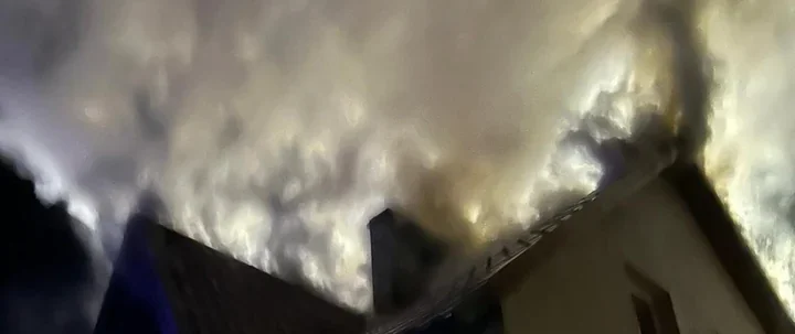 Nocny pożar na Brzoskwiniowej - wiata z autem i dom objęte ogniem