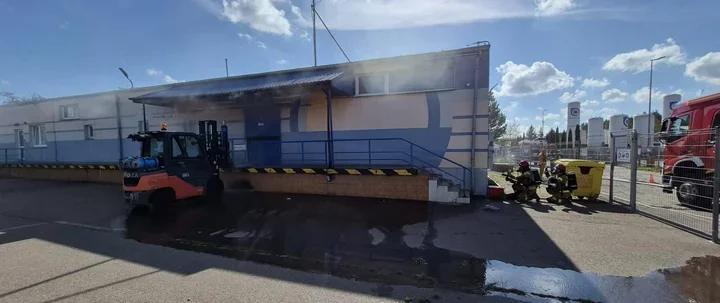 Pożar wózka z butlami acetylenu. Strażacy ćwiczyli trudny scenariusz