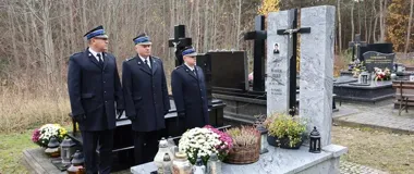 Znicze na grobach strażaków. Białostocka PSP uczciła pamięć zmarłych kolegów
