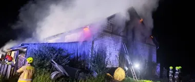 Pożar objął cały budynek w Załukach. Strażacy dowozili wodę