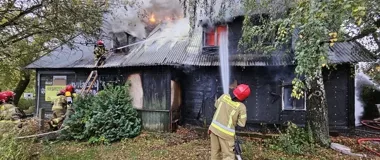 Pożar drewnianego pustostanu przy Poleskiej w Białymstoku. Działało 6 zastępów