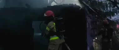 Pożar pustostanu przy ul. Boboli. W środku znaleziono zwłoki mężczyzny