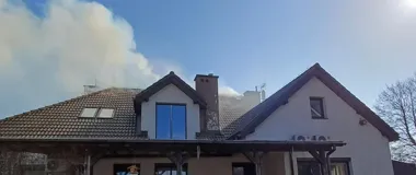 Poddasze i dach w ogniu - 31 strażaków walczyło z pożarem domu w Nowodworcach