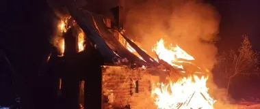 Nocny pożar w Topolanach - dom stanął w ogniu, w środku było siedem osób