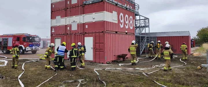 Trzy scenariusze, 114 strażaków. Ćwiczyli akcje w ogniu i zadymieniu