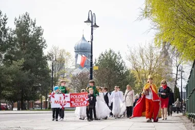 Biało-czerwony pochód przeszedł przez Wasilków. SP1 rozpoczęła majowe święto