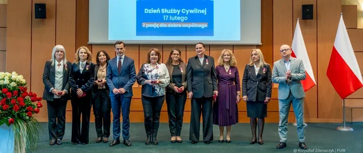 Medale i wyróżnienia dla pracowników PUW podczas obchodów Dnia Służby Cywilnej