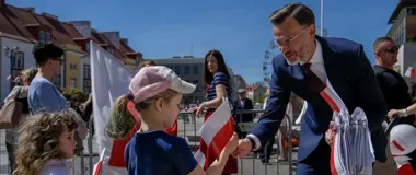 Biało-czerwona nad Rynkiem Kościuszki. Dzień Flagi w centrum Białegostoku