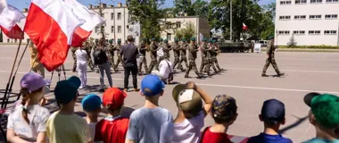 W Białymstoku żołnierze dostali wyróżnienia i pożegnali się przed misją w Kosowie