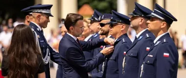 Policyjne święto w Białymstoku z awansami i ślubowaniem nowych funkcjonariuszy